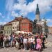 Grupa turystyczna na wycieczce 