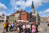 Grupa turystyczna na&nbsp;wycieczce „Szlakiem Piastowskim”