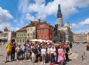 Grupa turystyczna na&nbsp;wycieczce „Szlakiem Piastowskim”