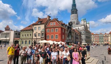 Grupa turystyczna na&nbsp;wycieczce „Szlakiem Piastowskim”
